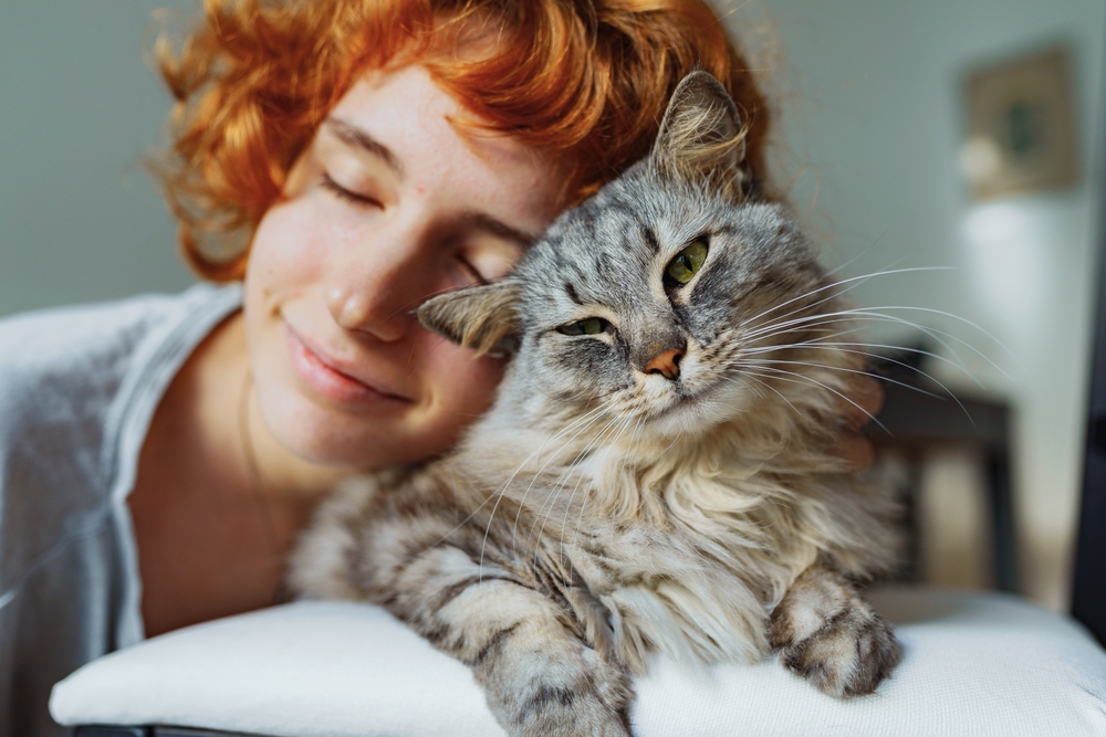 Can Cats Be Sexually Drawn to People? Dispelling the Myths (Vet-Verified)